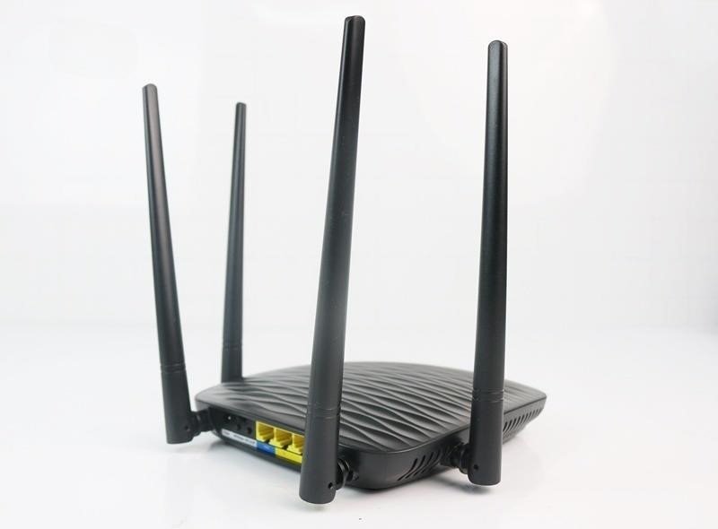 camera-nguy-trang-modem-router-wifi-tenda-full-hd-4k-729175-1 Tính an ninh cao đảm bảo rằng thông tin và dữ liệu được bảo vệ một cách an toàn và không thể tiếp cận trái phép, giúp ngăn chặn các hành vi xâm phạm và lộ thông tin quan trọng.